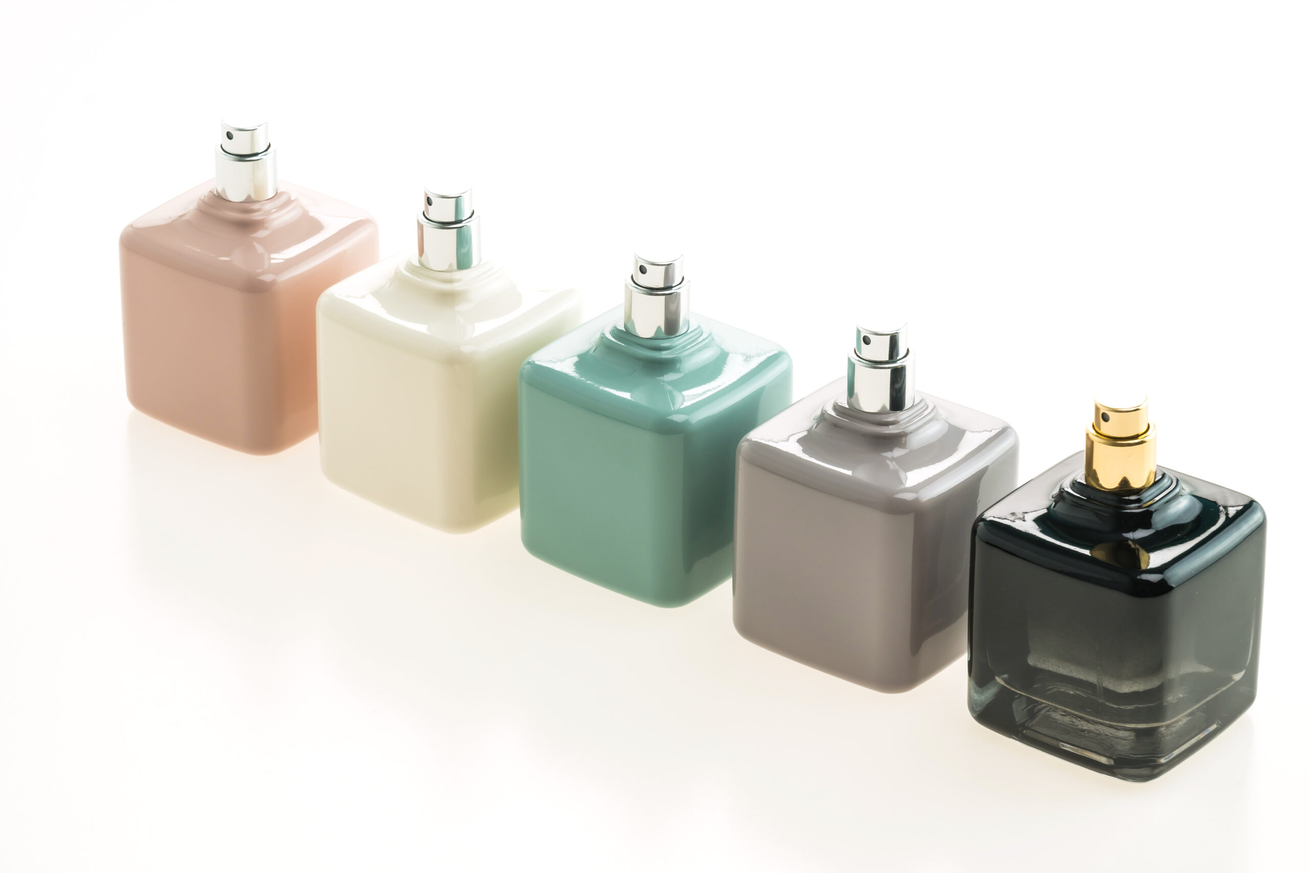 عطر مردانه قیمت مناسب؛ راهنمای جامع انتخاب عطر اقتصادی و باکیفیت 2 تفاوت عطر قیمت مناسب و عطر ارزان بیکیفیت در پرفیوم اسکای